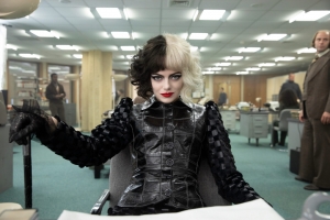 Crudelia, tra estetica punk e look di alta moda