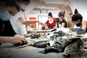 Tinture ed invecchiamenti durante i corsi di Costume ASC